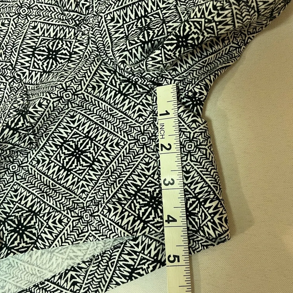 2/$20 - Stylish Black and White Banana Republic Boho Aztec Patterned Shorts - S - Picture 8 of 10